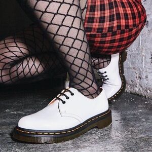 Dr. Martens 1461 Smooth Leather Oxford shoe in white. Like new size 6 US